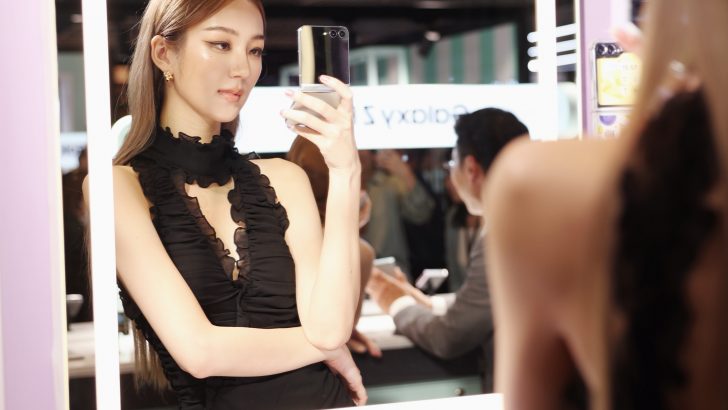 Consumers-interacting-with-Flip5-at-bangkok-store.jpg