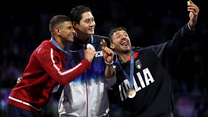 Mens-Sabre-Individual-victory-selfie.jpg