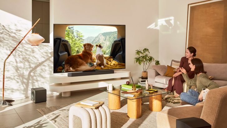 Samsung_QN70FQ990F_PERS_STAND_Soundbar.jpg
