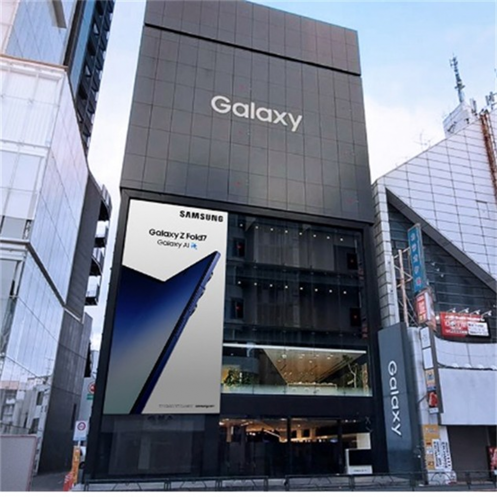日本未発売の三つ折りスマートフォン「Samsung Galaxy Z TriFold