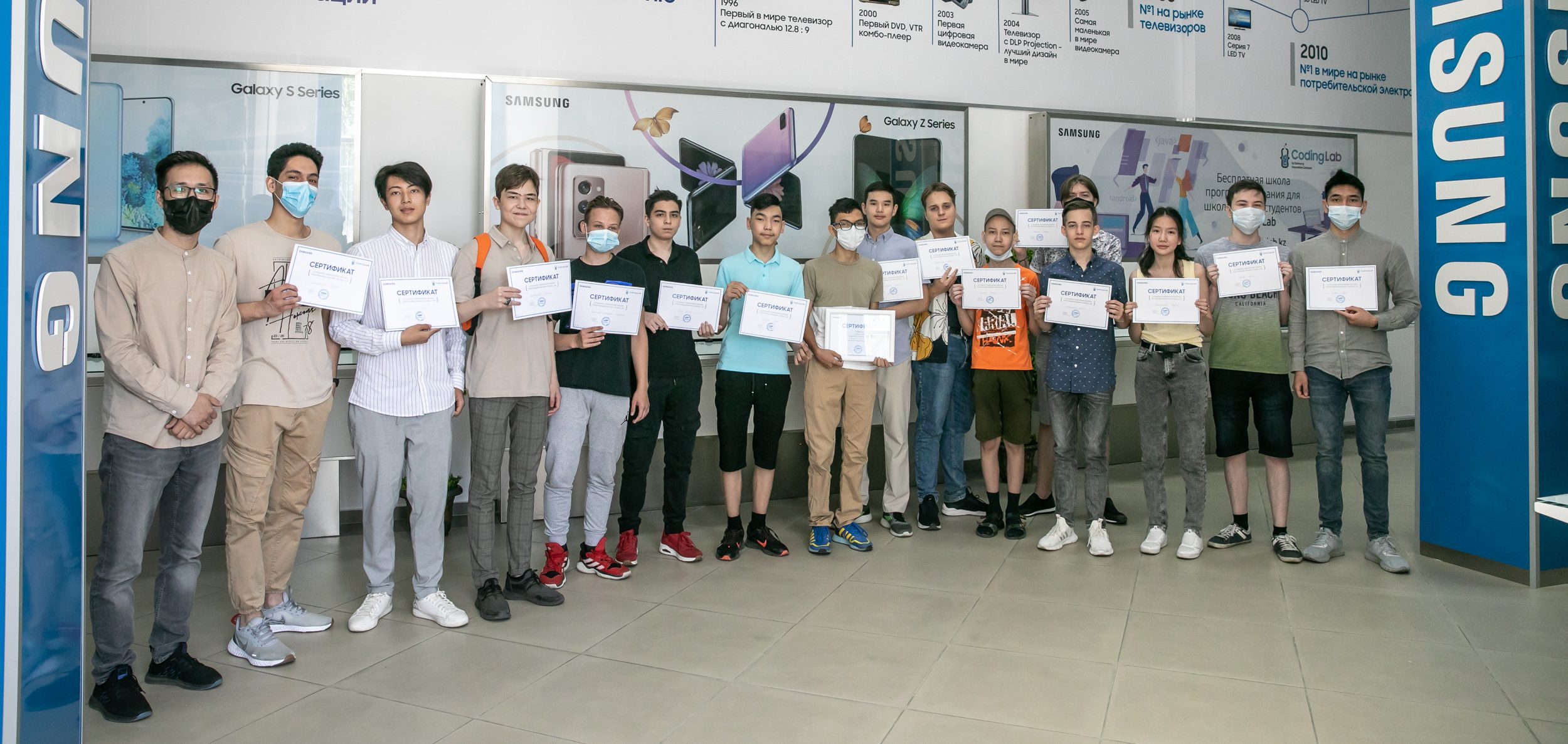 Samsung подарила смартфоны лучшим выпускникам Coding Lab – Samsung ...
