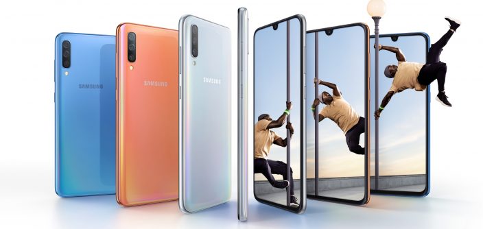Galaxy-A70_Lifestyle-KV_combo_bluecoralwhite_2P.jpg