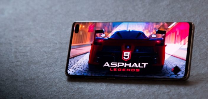 Mobile-gaming-with-Galaxy-S10_main1_F.jpg