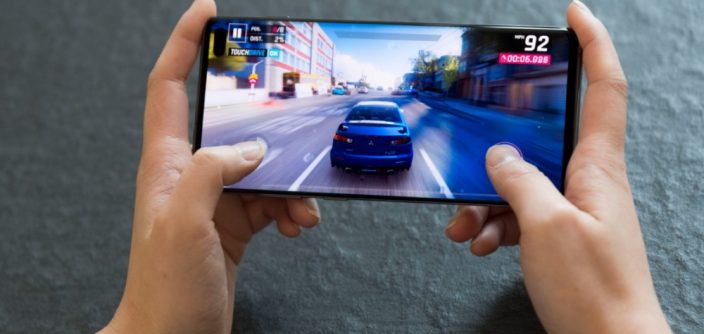 Mobile-gaming-with-Galaxy-S10_main5_F.jpg