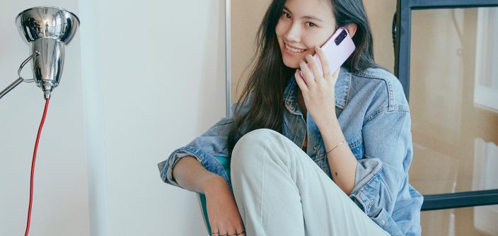 011_galaxys20fe_design_lifestyle_image.jpg