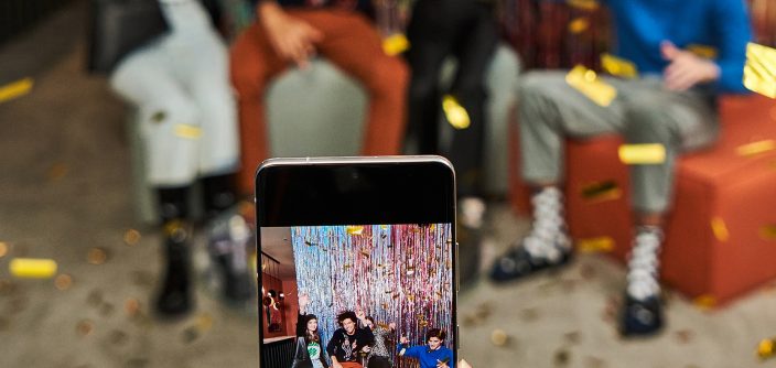 12_galaxys21_ultra_lifestyle_cut.jpg