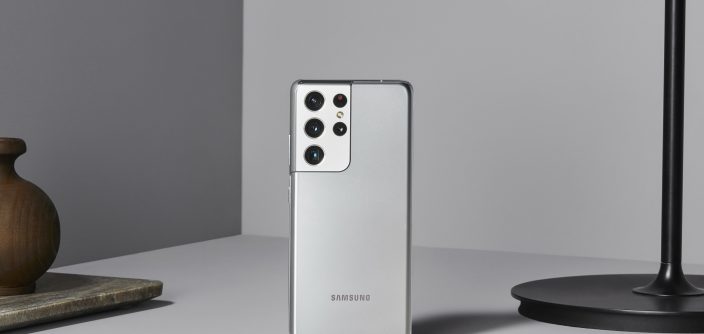 16_galaxys21_ultra_lifestyle_silver.jpg