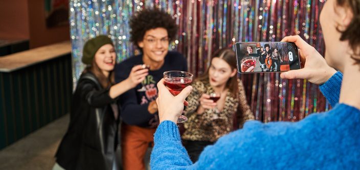 09_galaxys21_ultra_lifestyle_cut.jpg