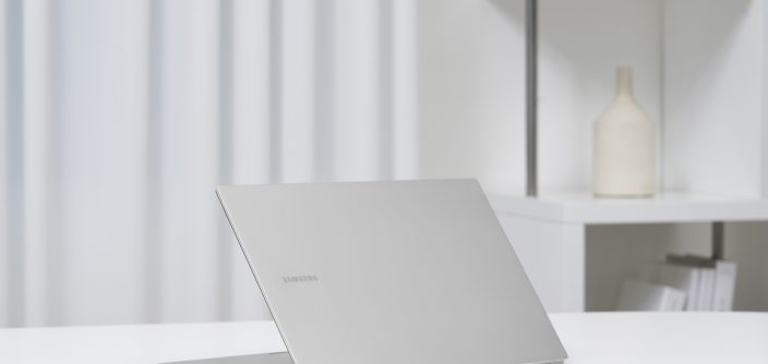 Galaxy_Book_15inch_MysticSilver_Broll_3.jpg