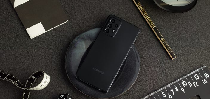 08_galaxya52_lifestyle_black.jpg