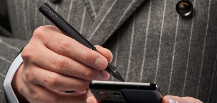 14_galaxys21_ultra_lifestyle_cut_customize.jpg