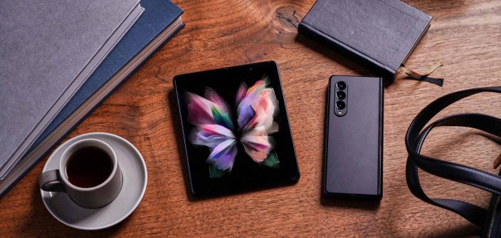 lifestyle_galaxyzfold3_5g_phantomblack-1.jpg