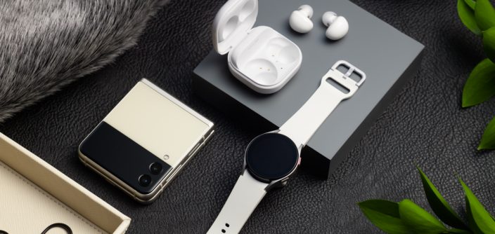 025_galaxyzflip3_5g_cream_galaxywatch4_silver_galaxybuds2_white.jpg