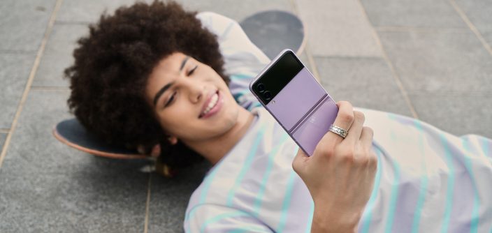 08_lifestyle_galaxyzflip3_5g_lavender.jpg