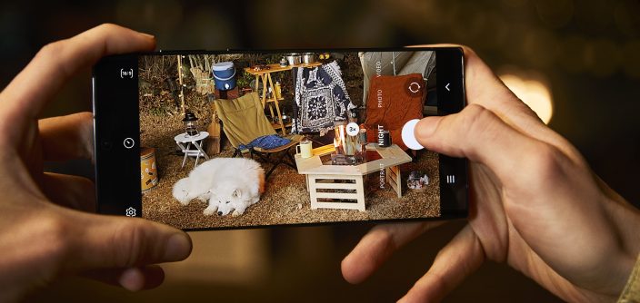 022_lifestyle_galaxys22ultra_phantomblack-e1688746630702.jpg