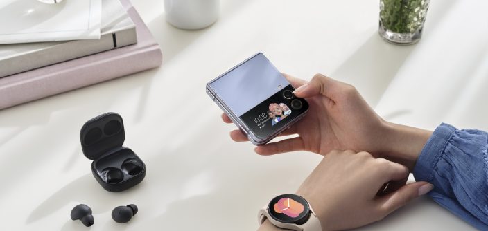 017_hands-on_galaxy_zflip4_blue_watch5_pinkgold_buds2pro_graphite_Samsung-e1689111377571.jpg