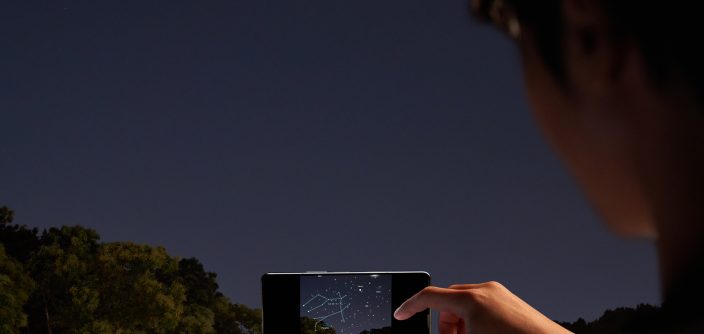 029-lifestyle-galaxy-zfold5-phantomblack-e1692135782882.jpg