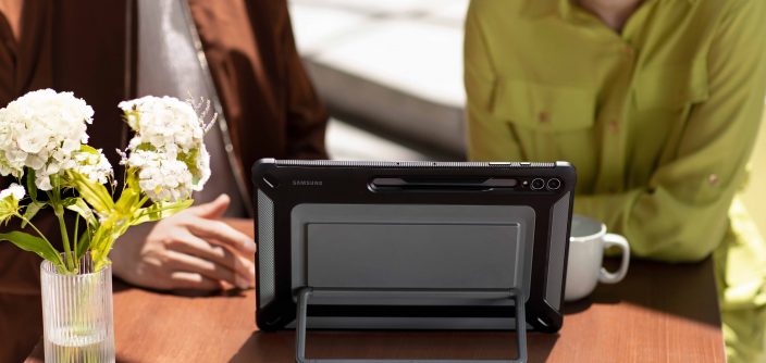 022-lifestyle-galaxy-tabs9ultra-graphite-e1696260719834.jpg