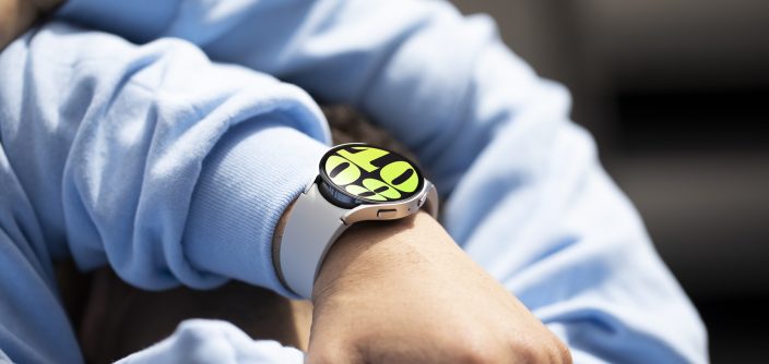 024-lifestyle-galaxy-watch6-44mm-silver-e1702406542726.jpg