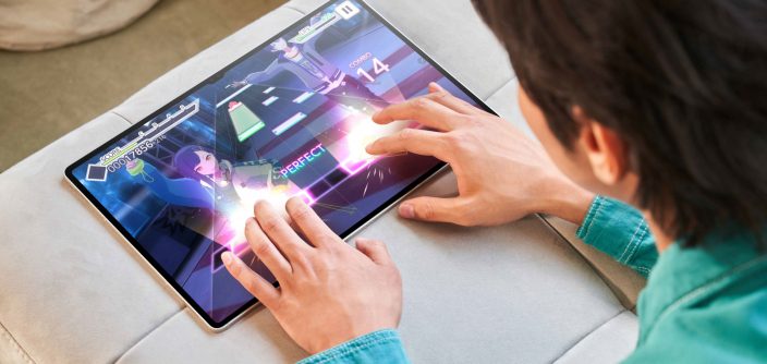 002-handson-galaxy-tabs9ultra-beige-1-e1712696643589.jpg
