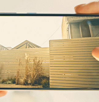 017-lifestyle-galaxy-s24ultra-titaniumgray-instant-slow-mo.gif