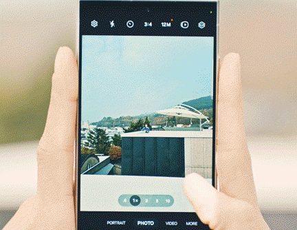 014-lifestyle-galaxy-s24ultra-titaniumgray-ai-zoom.gif