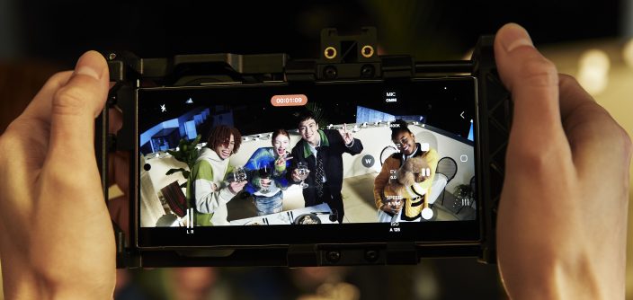 014-lifestyle-galaxy-s24ultra-titaniumgray-anamorphic-e1718038082452.jpg