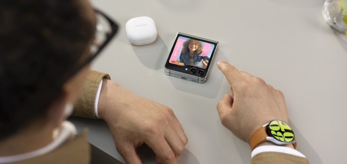 030-lifestyle-galaxy-zflip5-mint-watch6-44mm-silver-buds2pro-white-e1717619712950.jpg