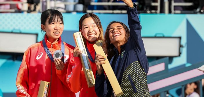 Samsung-Mobile-Galaxy-Z-Flip6-Olympic-Edition-2024-Paris-Olympics-Victory-Selfie_main1-A-e1722284736952.jpg