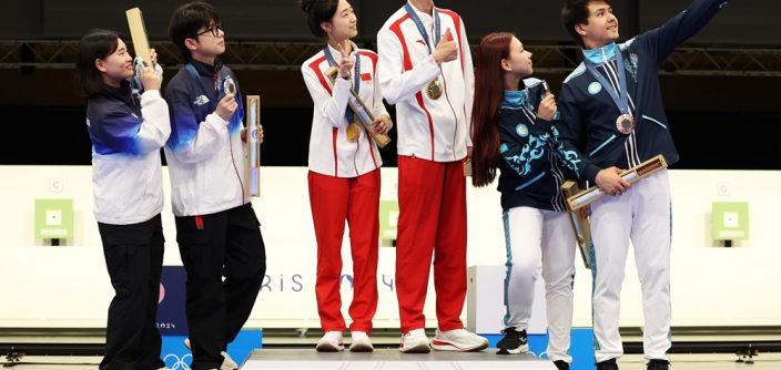 Samsung-Mobile-Galaxy-Z-Flip6-Olympic-Edition-2024-Paris-Olympics-Victory-Selfie_main1-B-1-e1722284898740.jpg