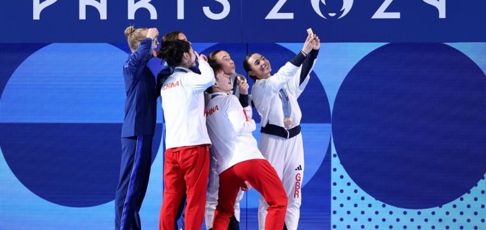 Samsung-Mobile-Galaxy-Z-Flip6-Olympic-Edition-2024-Paris-Olympics-Victory-Selfie_main2-e1722284953182.jpg