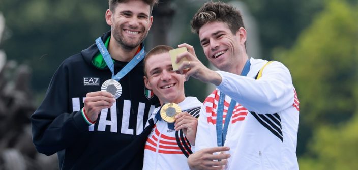 Samsung-Mobile-Galaxy-Z-Flip6-Olympic-Edition-2024-Paris-Olympics-Victory-Selfie_main4-e1722285035828.jpg