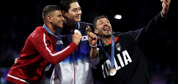 Samsung-Mobile-Galaxy-Z-Flip6-Olympic-Edition-2024-Paris-Olympics-Victory-Selfie_main6-e1722285238482.jpg