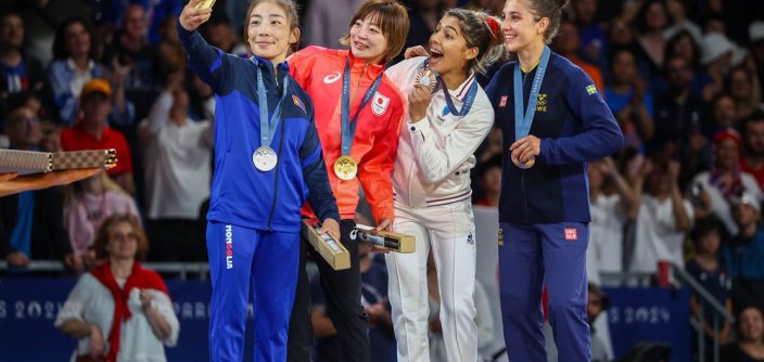 Samsung-Mobile-Galaxy-Z-Flip6-Olympic-Edition-2024-Paris-Olympics-Victory-Selfie_main7-FINAL-e1722285297419.jpg