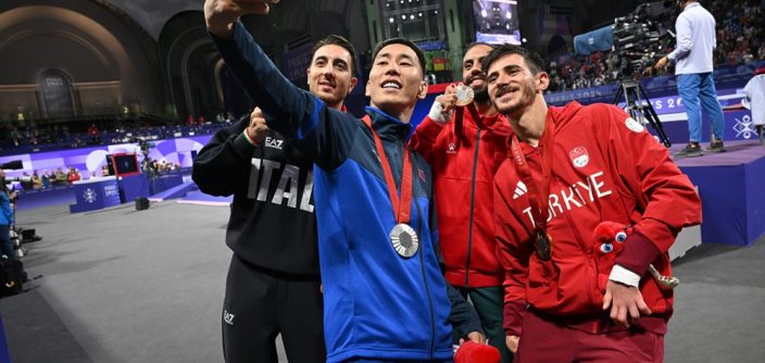 6-Samsung-Mobile-Paris-2024-Paralympics-Galaxy-Z-Flip6-Olympic-Edition-Victory-Selfie_main6-e1725565574215.jpg