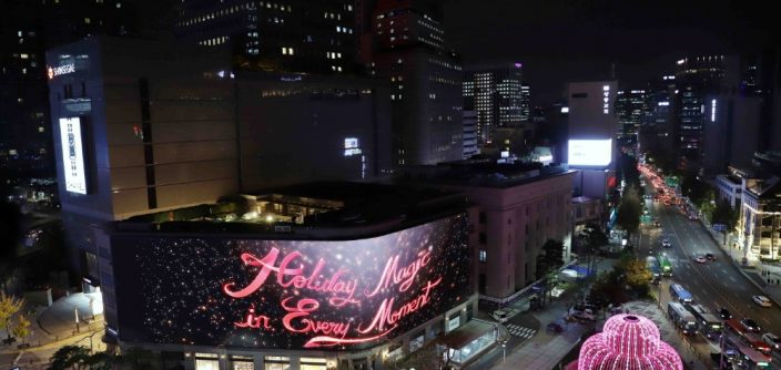 Samsung-TVs-and-Displays-XHB-Series-P8-Outdoor-LED-Signage-at-Shinsegae-Department-Store-Seoul_main3-e1730752048127.jpg