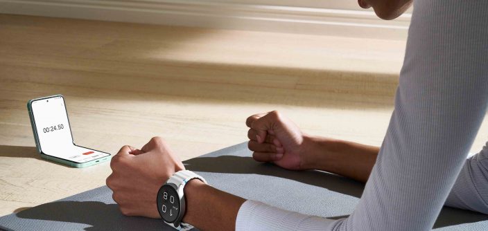 003-lifestyle-galaxy-zflip6-mint-watch7-silver.jpg