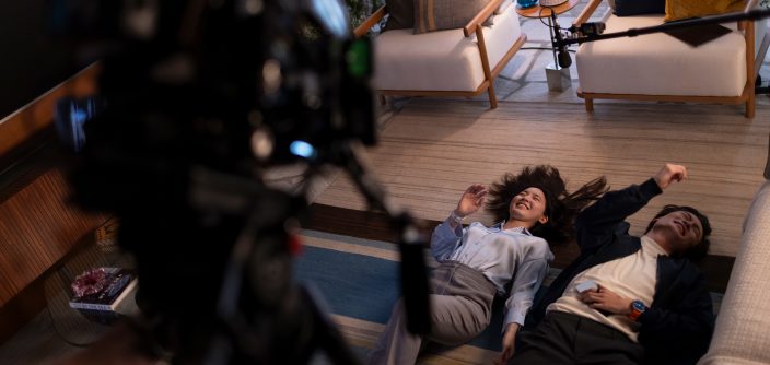 Sharon-Cho-e-Raphael-Chung-bastidor-série-Tudo-Sob-Controle-K-Drama-Samsung-TV-Plus-1.jpg