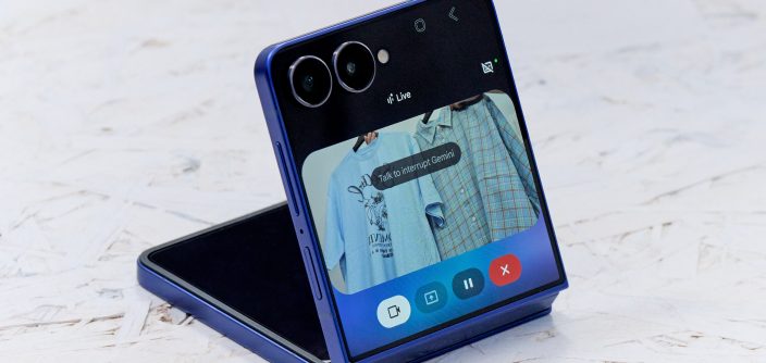 021-lifestyle-galaxy-zflip7-blueshadow.jpg