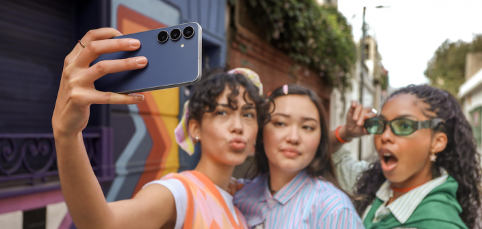 Galaxy-S25-FE-promo-e1761127024876.png