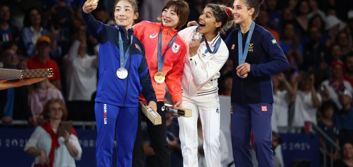 Samsung-Mobile-Galaxy-Z-Flip7-Olympic-Edition-Milano-Cortina-2026-Victory-Profile_dl6.jpg