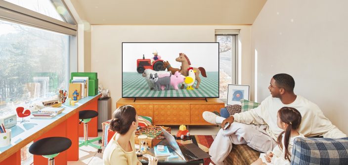 Q7F_FRONT_STAND_WatchingExperience_04_3149-R4.jpg