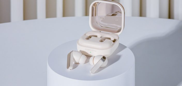 003-lifestyle-galaxy-buds4pro-pink-gold-e1773175748458.jpg