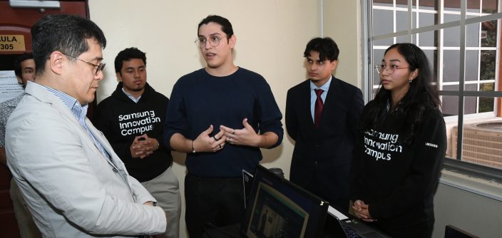 Estudiantes-y-Presidente-de-Samsung-Lucas-Shin.jpg