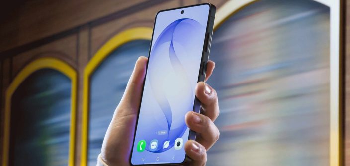015-lifesytle-galaxy-s26ultra-cobaltviolet-privacy-display-partial-trambooth-1-1-e1781899194220.jpg