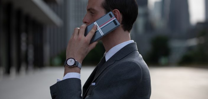1.-Galaxy-Z-Flip-Thom-Browne-Edition_Lifestyle.jpg