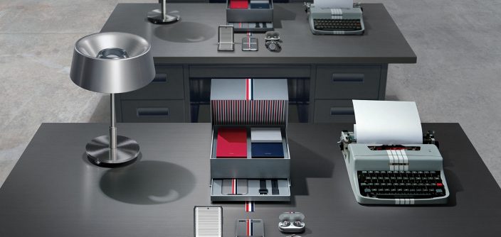 2.-Galaxy-Z-Flip-Thom-Browne-Edition_Key-Visual.jpg