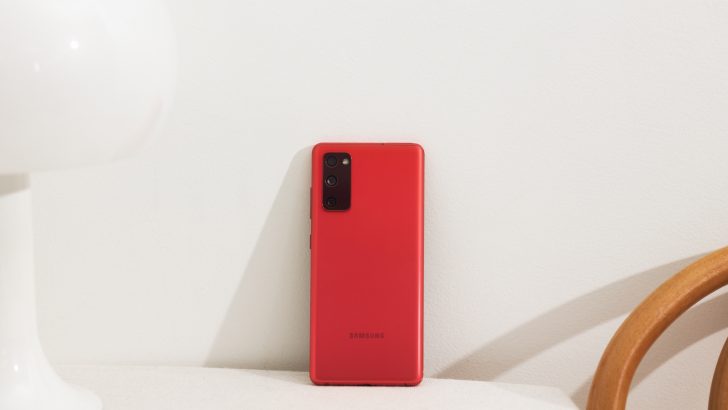 11.-Galaxy-S20-FE_Cloud-Red.jpg