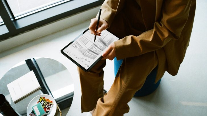 16_galaxytabs7_tabs7plus_lifestyle_image_2-1.jpg