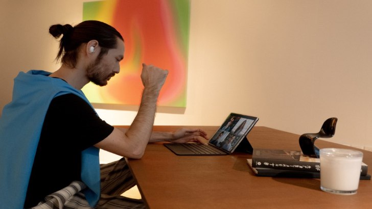 16_galaxytabs7_tabs7plus_lifestyle_image_2-3.jpg